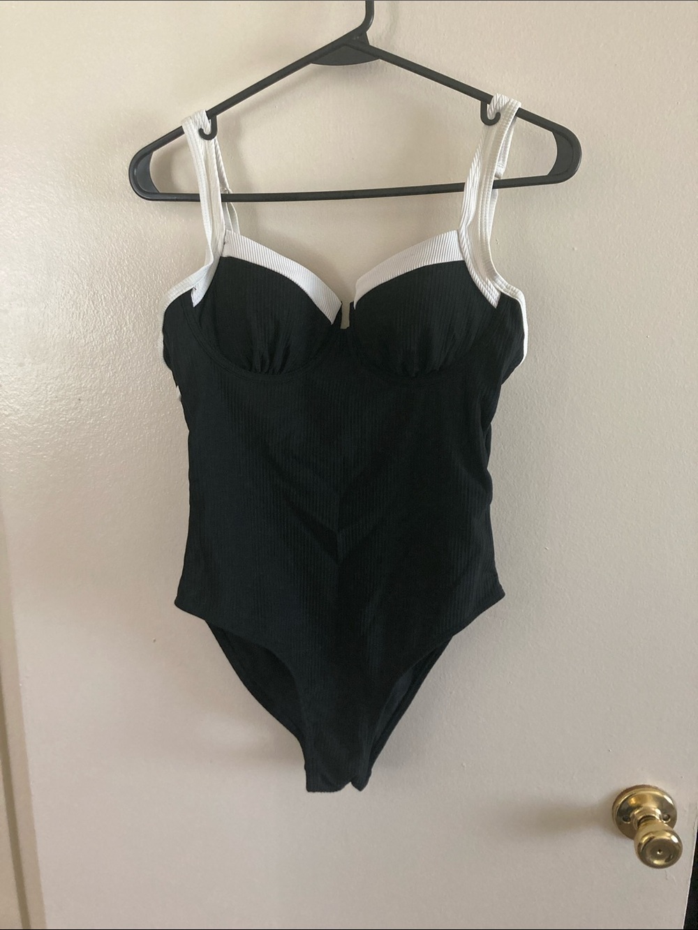 Black and White Contrast One-Piece Swimsuit with Supportive Cups